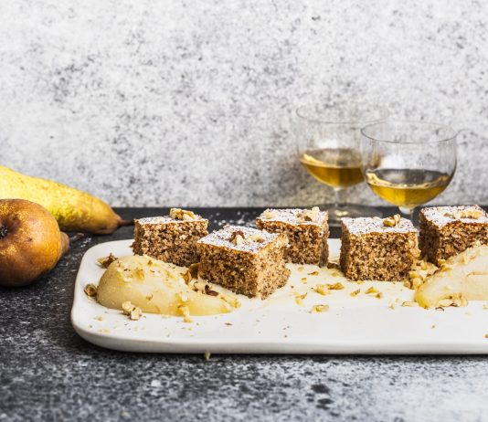 Quadrotti di frutta secca con crema e pere al passito