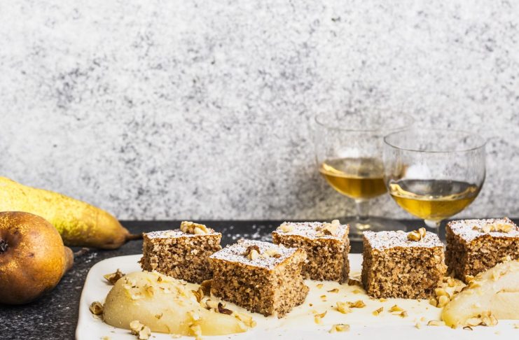 Quadrotti di frutta secca con crema e pere al passito