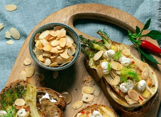 Crostoni ai finocchi con mousse di camembert