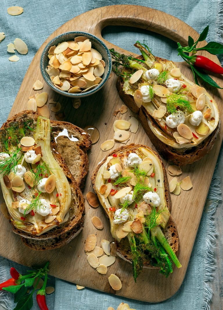 Crostoni ai finocchi con mousse di camembert