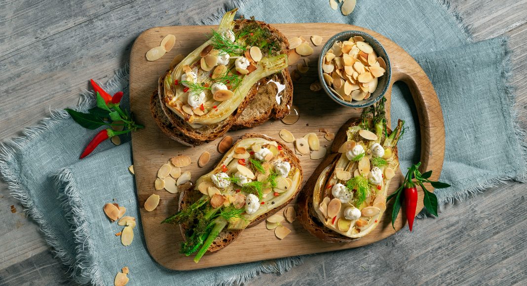 Crostoni ai finocchi con mousse di camembert