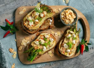 Immancabili finocchi: idee sfiziose per cucinarli oltre il solito contorno Crostoni ai finocchi con mousse di camembert