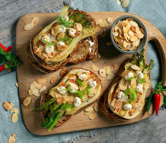 Crostoni ai finocchi con mousse di camembert