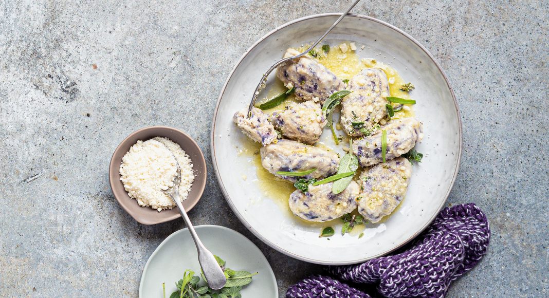 Gnudi di cavolo cappuccio rosso e ricotta alle erbe aromatiche