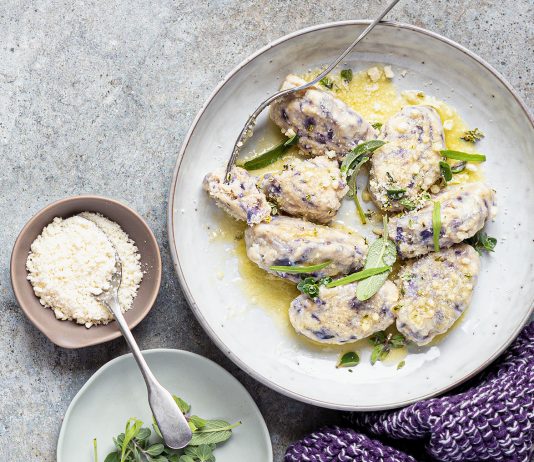 Gnudi di cavolo cappuccio rosso e ricotta alle erbe aromatiche