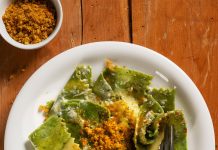 Lasagnette di cavolo nero con crumble mediterraneo