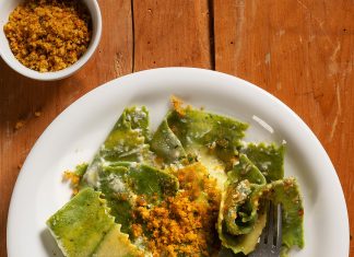 Lasagnette di cavolo nero con crumble mediterraneo