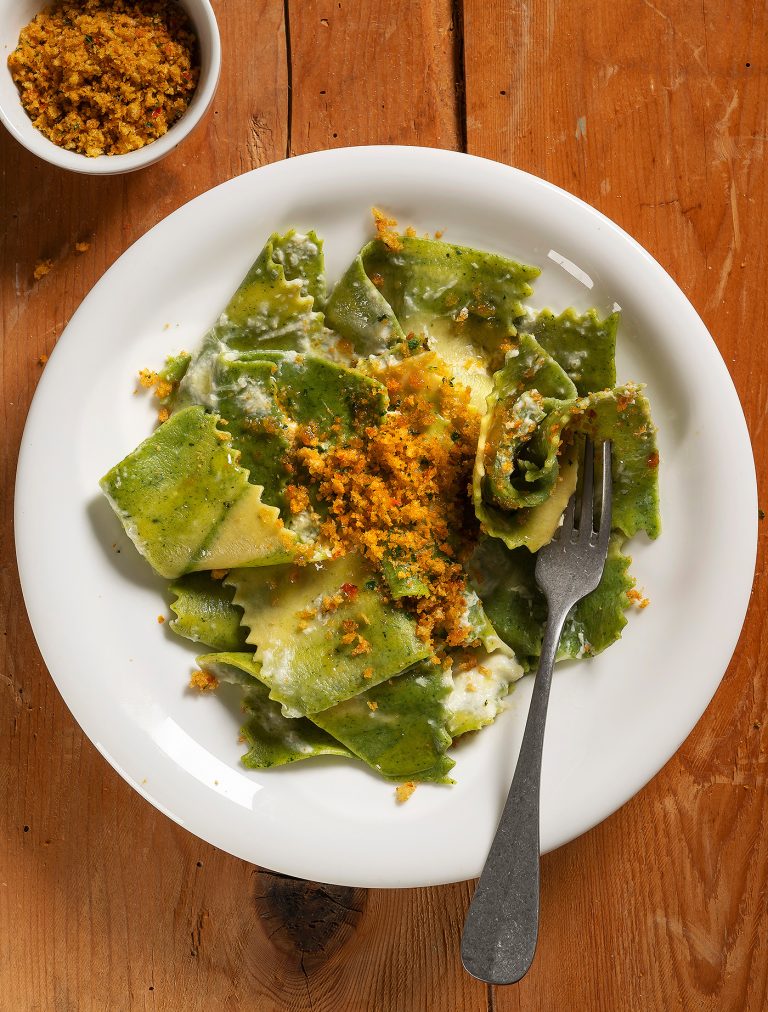 Lasagnette di cavolo nero con crumble mediterraneo