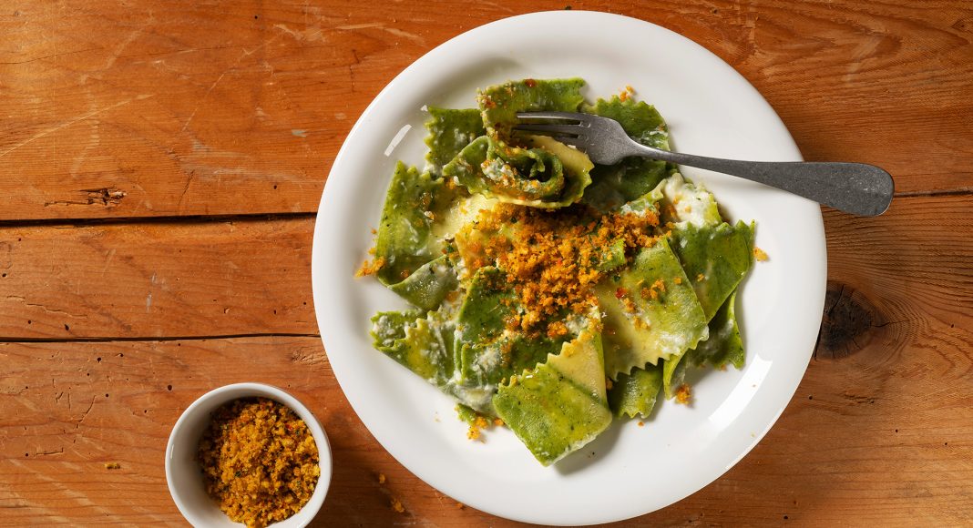 Lasagnette di cavolo nero con crumble mediterraneo