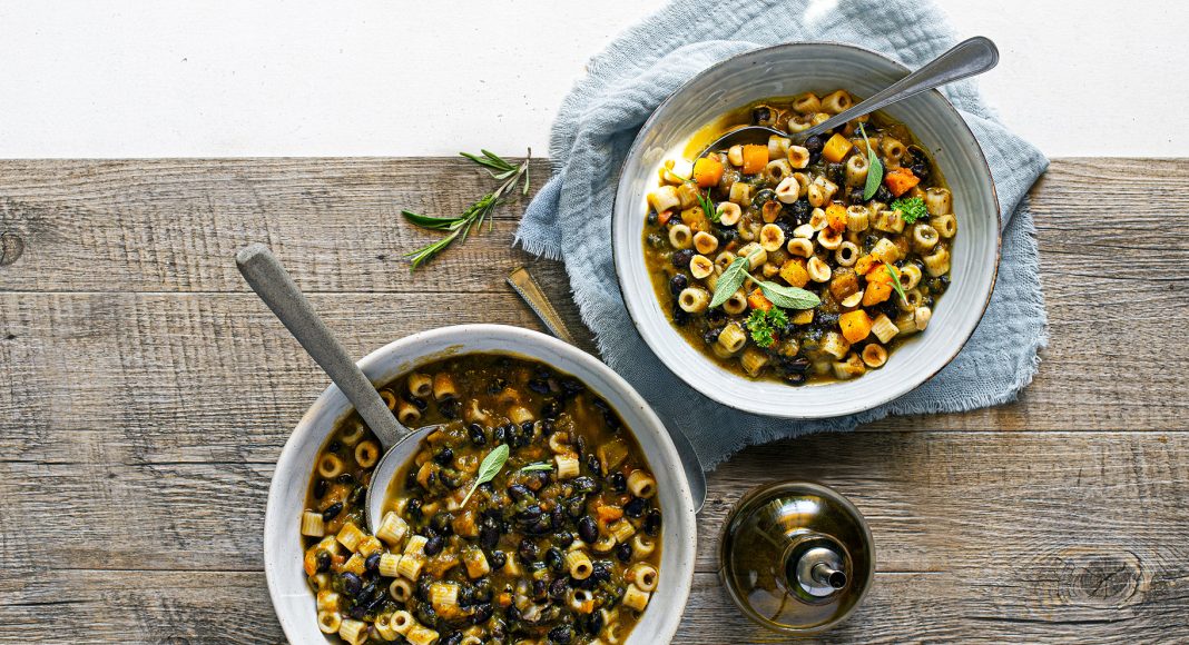 Minestra di fagioli neri, zucca e nocciole