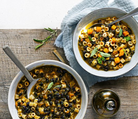 Minestra di fagioli neri, zucca e nocciole