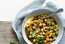 Minestra di fagioli neri, zucca e nocciole