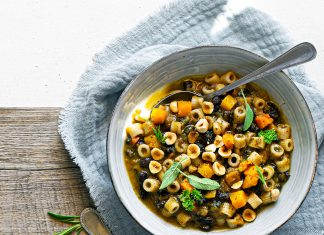 Minestra di fagioli neri, zucca e nocciole