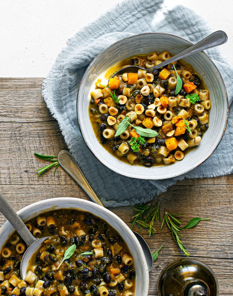 minestra-fagioli-neri-zucca-nocciole Minestra di fagioli neri, zucca e nocciole