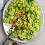 Orecchiette con salsa di broccoli, miso e peperoncino di Cayenna
