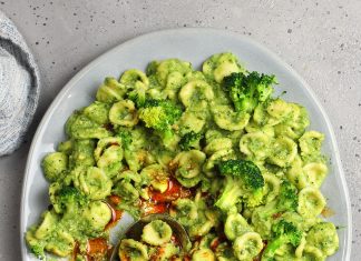 Orecchiette con salsa di broccoli, miso e peperoncino di Cayenna