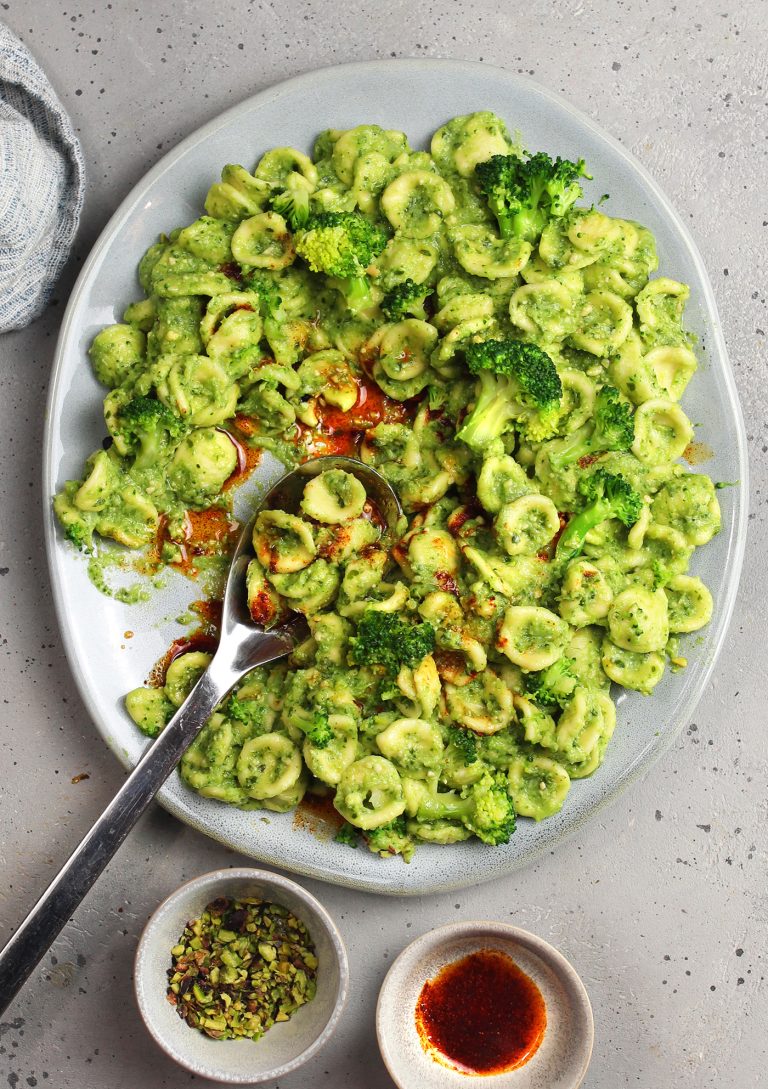 Orecchiette con salsa di broccoli, miso e peperoncino di Cayenna