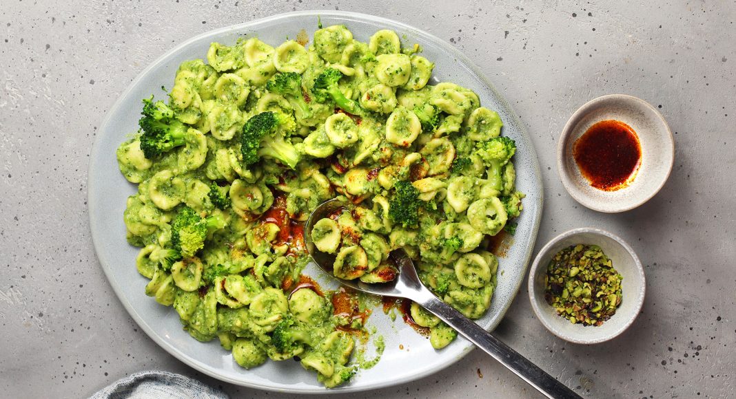 Orecchiette con salsa di broccoli, miso e peperoncino di Cayenna