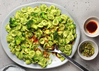 Orecchiette con salsa di broccoli, miso e peperoncino di Cayenna