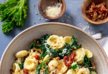 Orecchiette alle cime di rapa con briciole croccanti e pomodori secchi