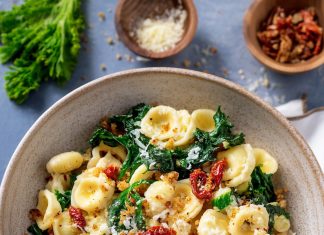 Orecchiette alle cime di rapa con briciole croccanti e pomodori secchi
