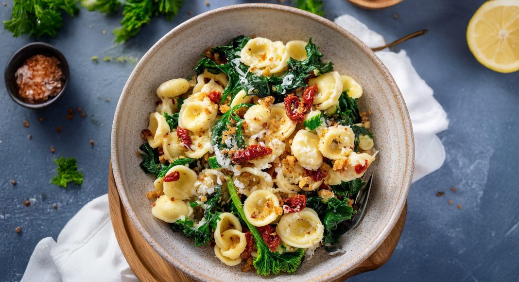 Orecchiette alle cime di rapa con briciole croccanti e pomodori secchi