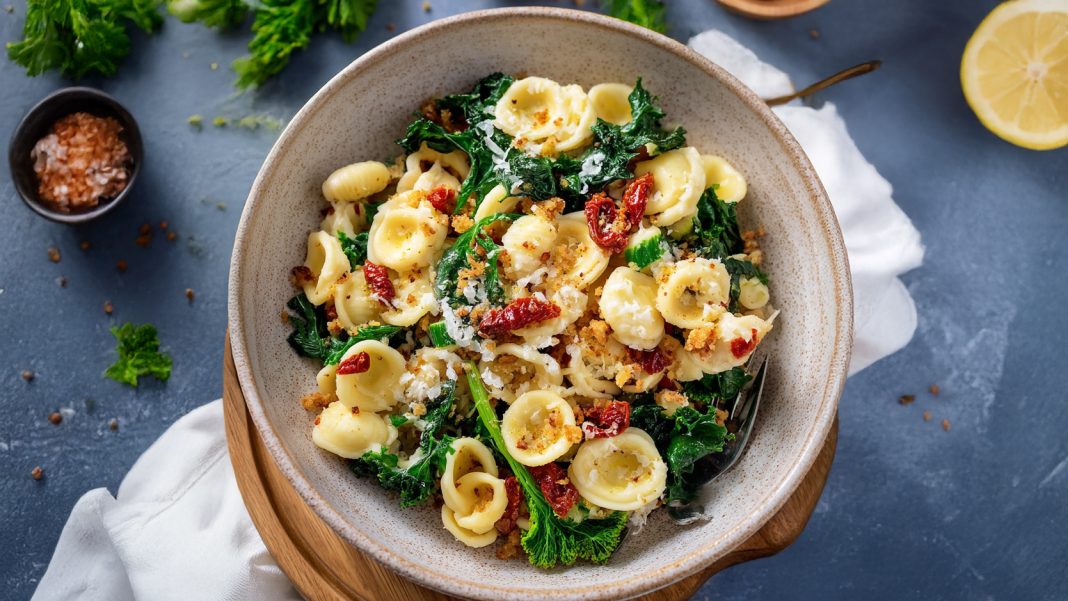 Orecchiette alle cime di rapa con briciole croccanti e pomodori secchi