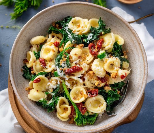 Orecchiette alle cime di rapa con briciole croccanti e pomodori secchi