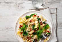 Orecchiette alle cime di rapa con briciole croccanti e pomodori secchi