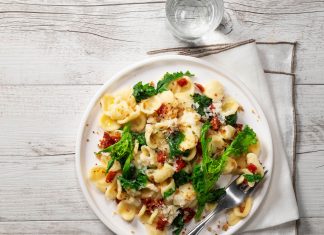 Orecchiette alle cime di rapa con briciole croccanti e pomodori secchi