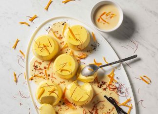 Mini panne cotte allo zafferano con salsa di arancia