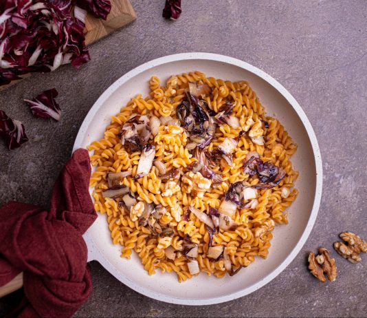 Pasta di lenticchie con radicchio e noci