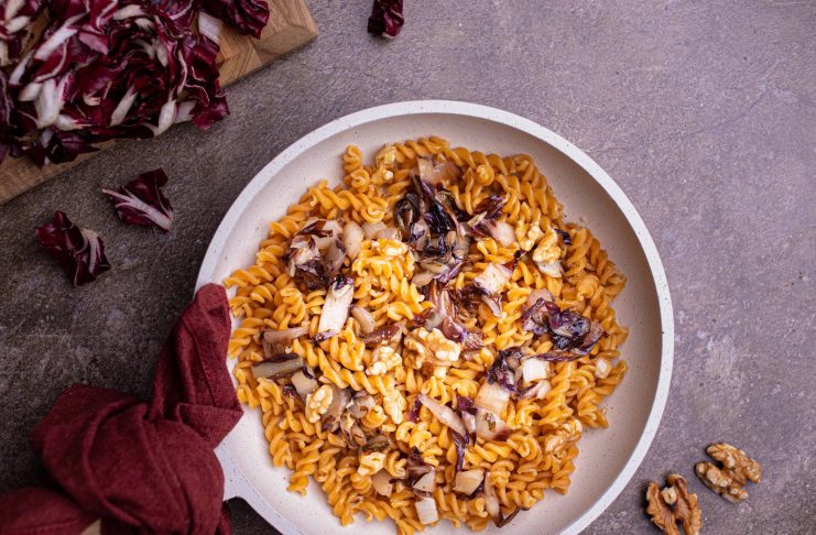 Pasta di lenticchie con radicchio e noci