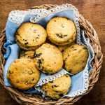 Scones salati di mais con parmigiano, noci e olive