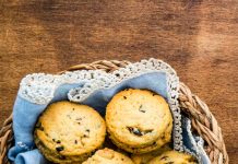 Scones salati di mais con parmigiano, noci e olive