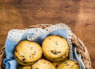 Scones salati di mais con parmigiano, noci e olive