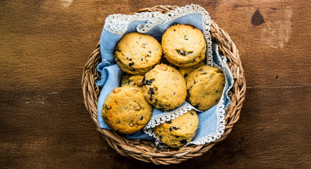 Scones salati di mais con parmigiano, noci e olive