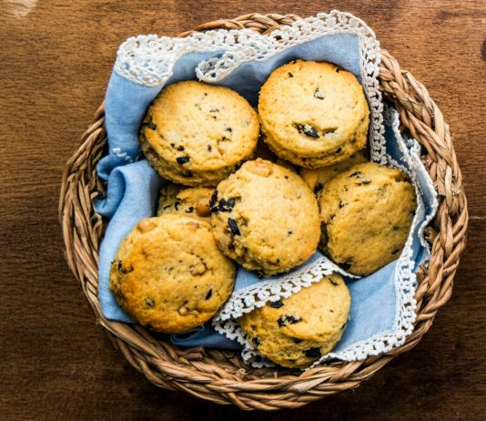 Scones salati di mais con parmigiano, noci e olive