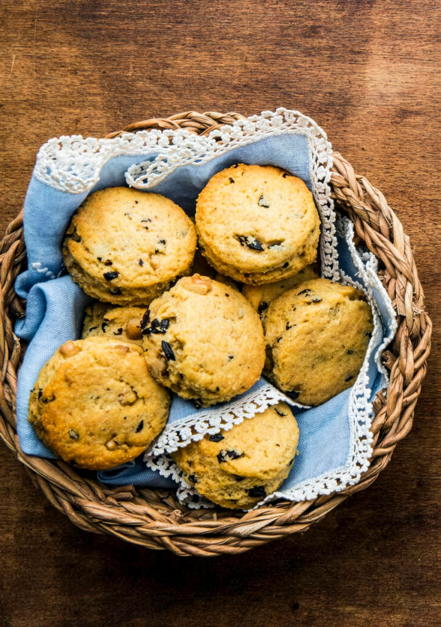 Scones salati di mais con parmigiano, noci e olive