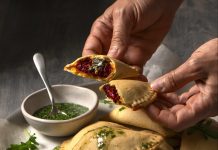 Sfogliatine croccanti di ceci con salsa alla rucola