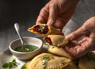 Sfogliatine croccanti di ceci con salsa alla rucola