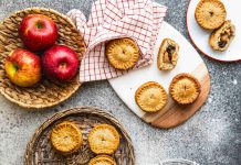 Tortine di mele e prugne con frolla al farro