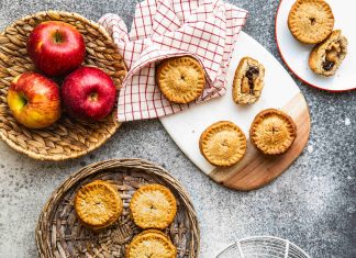 Tortine di mele e prugne con frolla al farro