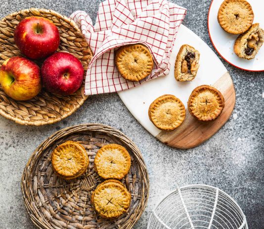 Tortine di mele e prugne con frolla al farro