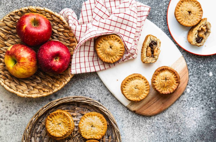 tortine di mele Tortine di mele e prugne con frolla al farro