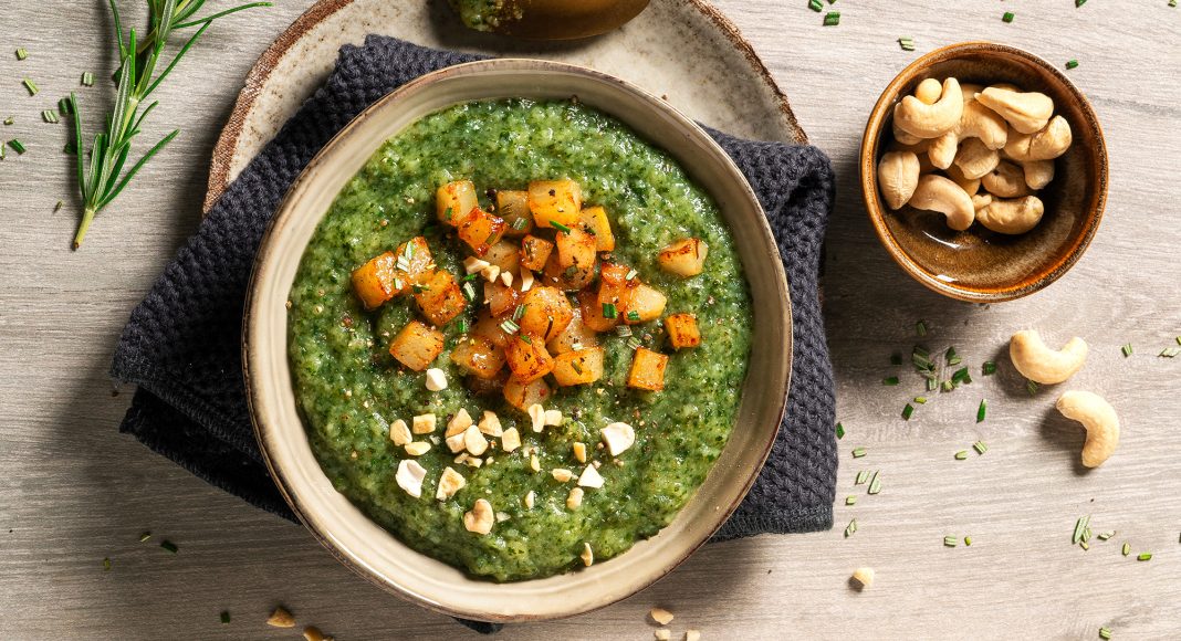 Zuppa cremosa di cavolo nero, porri e crostini di pere abate