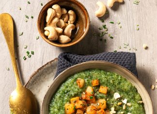 Zuppa cremosa di cavolo nero, porri e crostini di pere abate