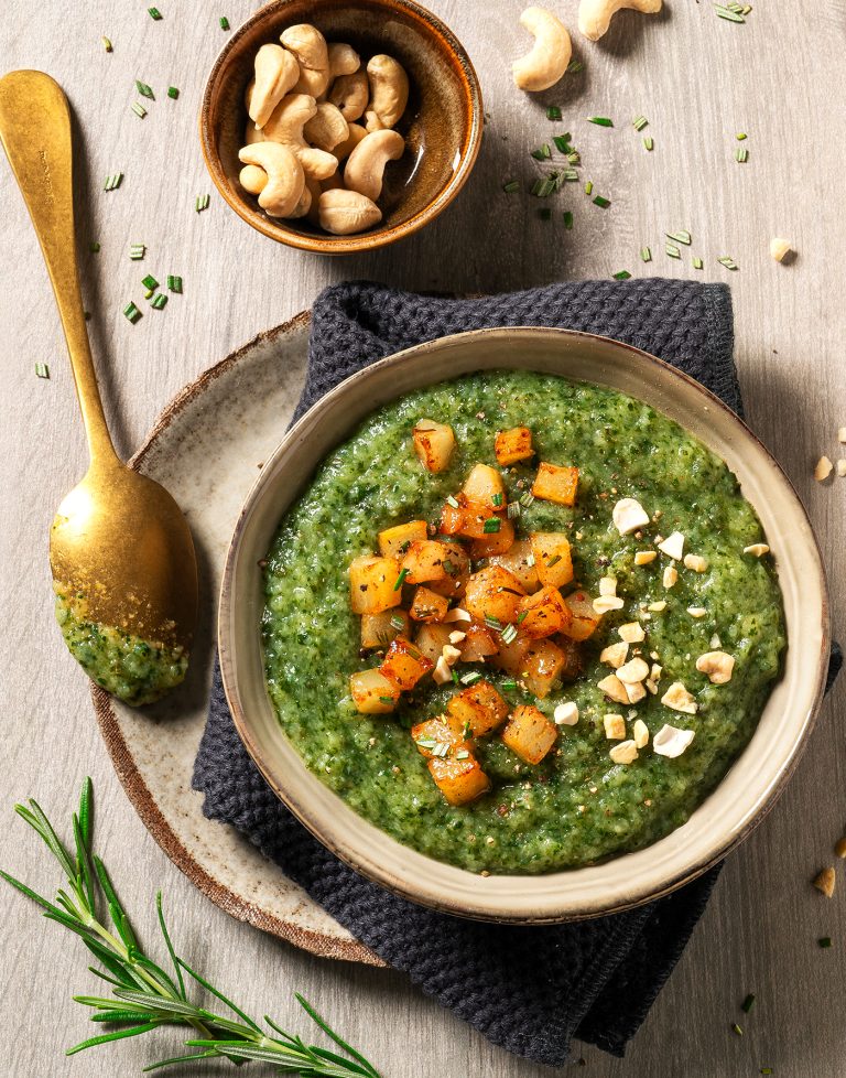 Zuppa cremosa di cavolo nero, porri e crostini di pere abate
