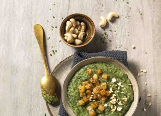 Zuppa cremosa di cavolo nero, porri e crostini di pere abate