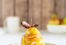 Pere caramellate su frolla al cacao e caramello mou